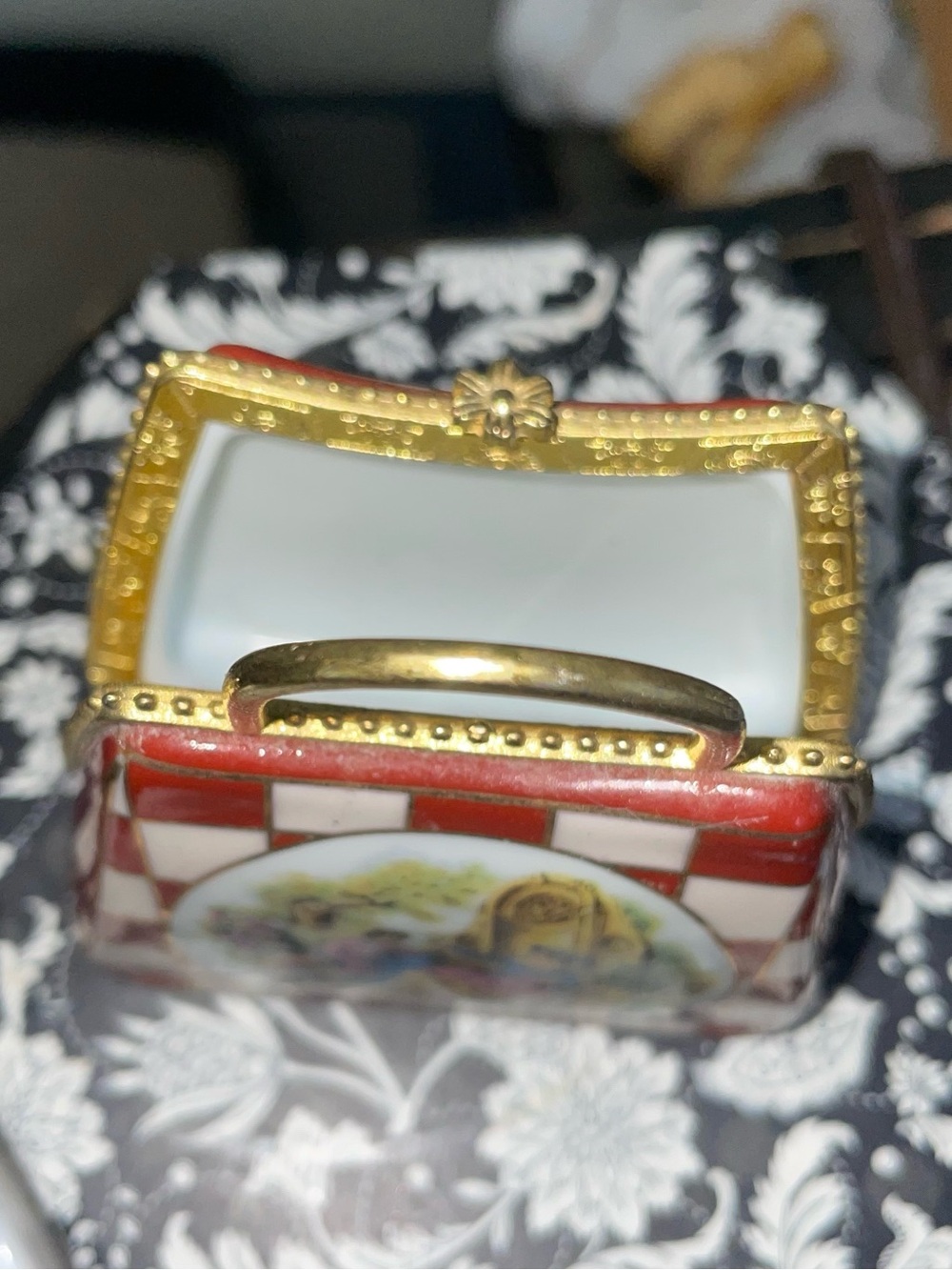 Vintage "My Treasure" Porcelain Purse Trinket Box –24K Gold Trim Victorian Scene - Picture 5 of 10
